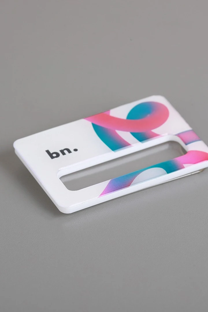 Купить бейдж с окном акриловый 47х73 мм "Bn"