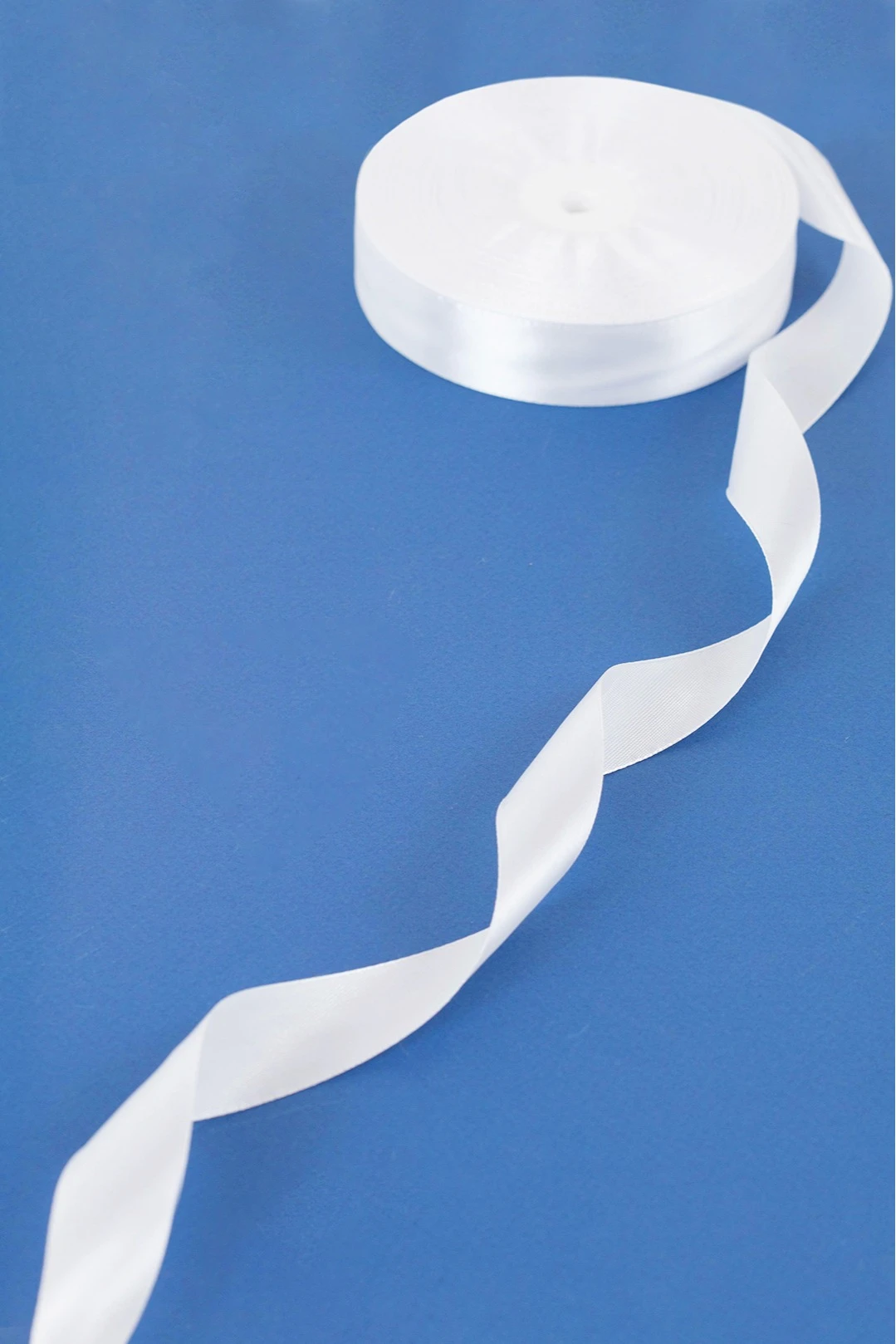 Купить ленту атласную шириной 30 мм белую