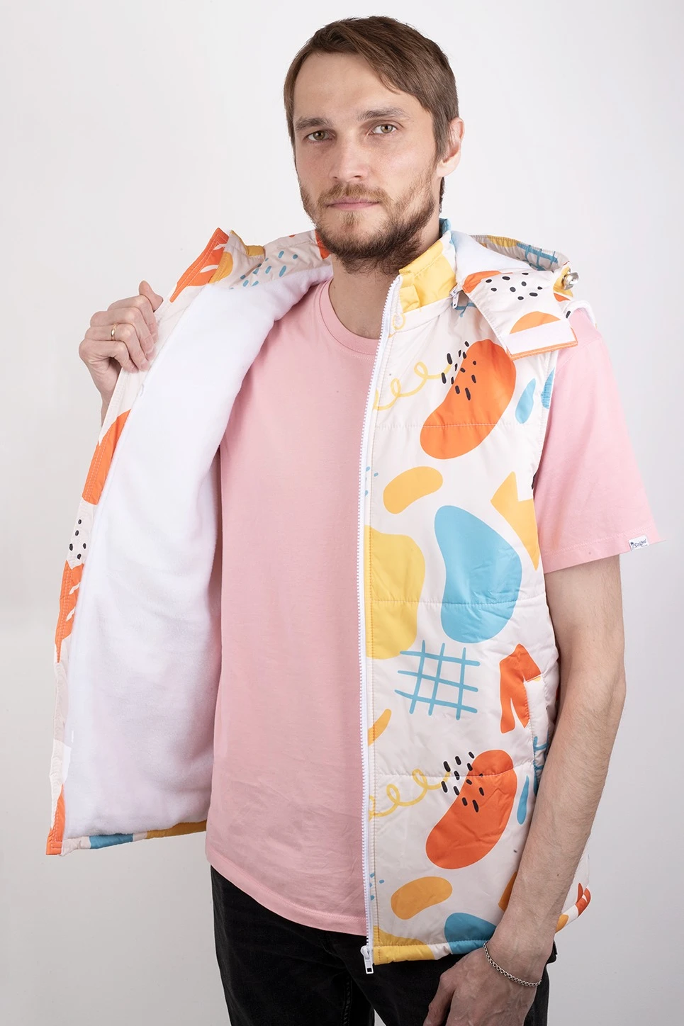 Купить жилет Диего на синтепоне с капюшоном унисекс "Сrowns" Купить жилет Диего на синтепоне с капюшоном унисекс "Сrowns"