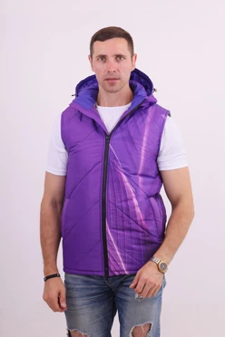 Купить жилет Стивен на синтепоне с капюшоном унисекс, с полной запечаткой "Purple line"