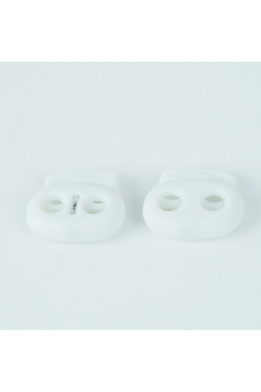 Фиксатор пластиковый с двумя отверстиями 23х19мм, белый#1