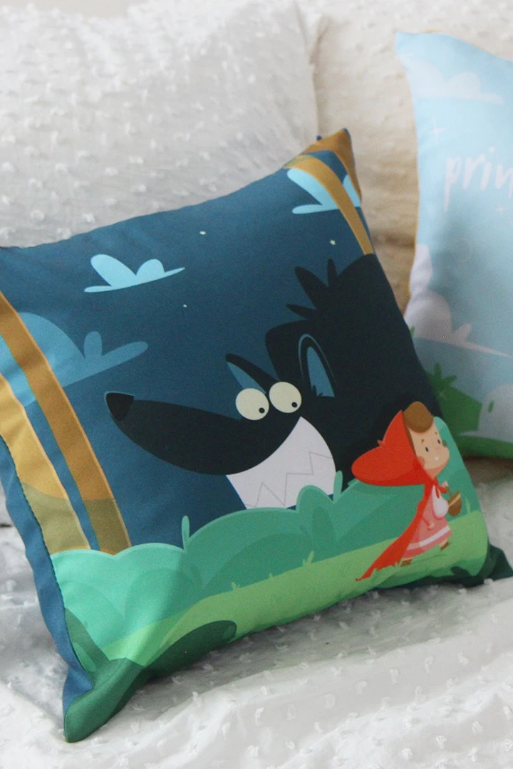 Купить подушку 35х35 см, с принтом "Red Riding Hood"