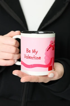 Купить кружку цветную внутри, с печатью "Be my valentine"