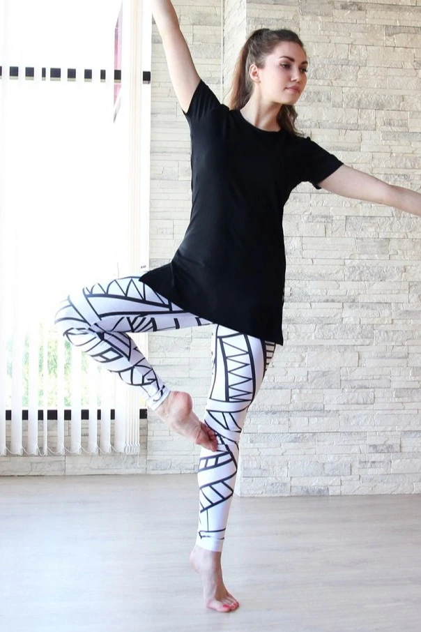 Легинсы женские с широким поясом с принтом "Black and white geometry" Легинсы женские с широким поясом с принтом "Black and white geometry"