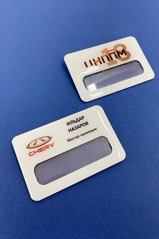 Купить бейдж из алюминия с печатью и заливкой смолой, 47х73 мм