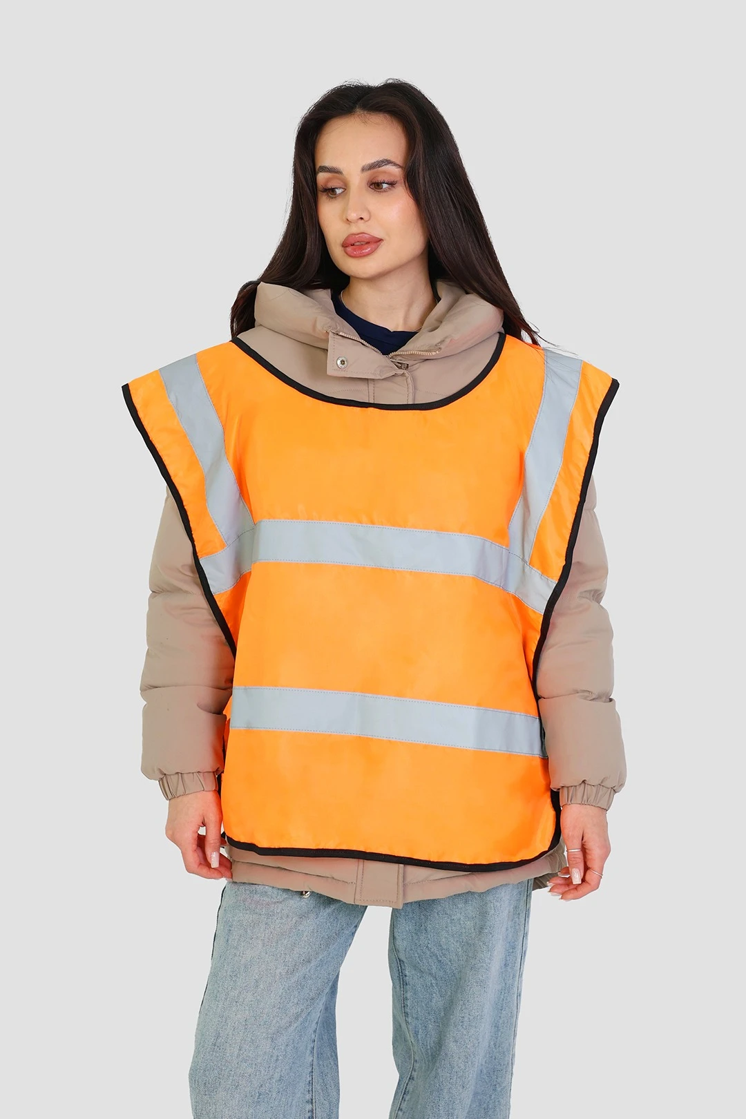 Сигнальные накидки предназначены для обеспечения безопасности. Благодаря яркой ткани и вставкам светоотражающего материала накидка заметна в темное время суток. У нас вы сможете приобрести оптовую партию этих изделий по выгодной цене. На их поверхность мы