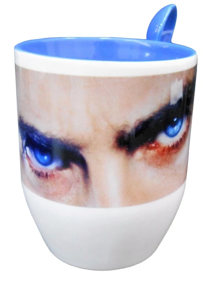 Купить кружку двухцветную с ложкой, с принтом "Blue eyes"