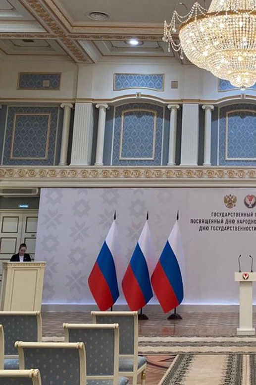 Купить флаг РФ объемный 120х180см на деревянной подставке