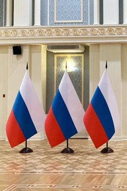 Купить флаг РФ объемный 120х180см на деревянной подставке