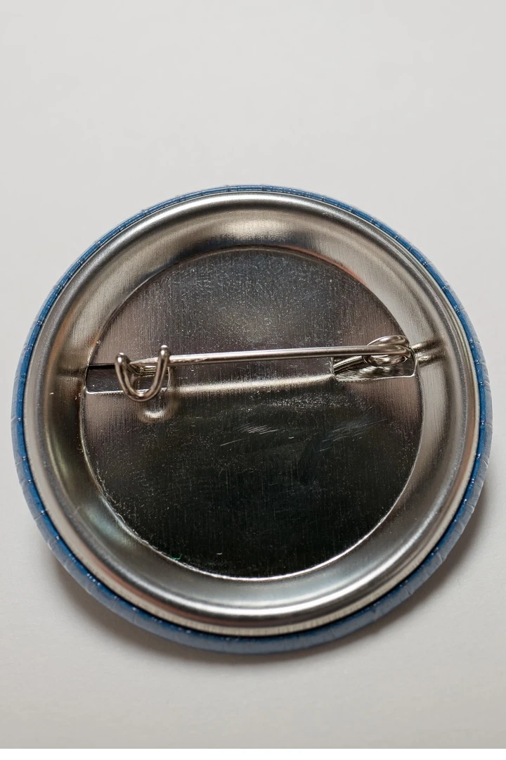 Купить  Значок закатный диаметр 37 мм, с печатью "Выпускник"