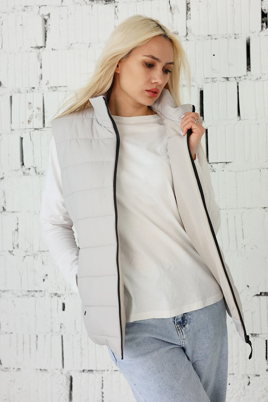 Купить жилет Эмбер на синтепоне со стежкой унисекс, однотонный молочный