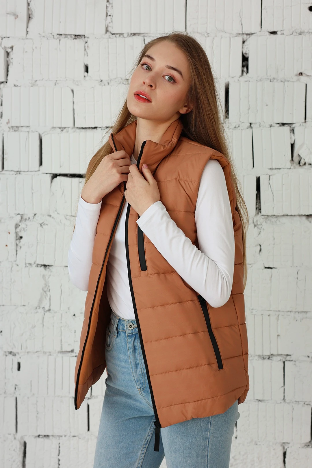 Купить жилет Эмбер на синтепоне со стежкой унисекс, однотонный коричневый