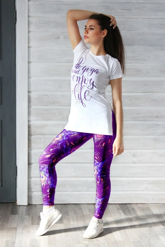 Легинсы женские с широким поясом с принтом "Purple Peacocks"