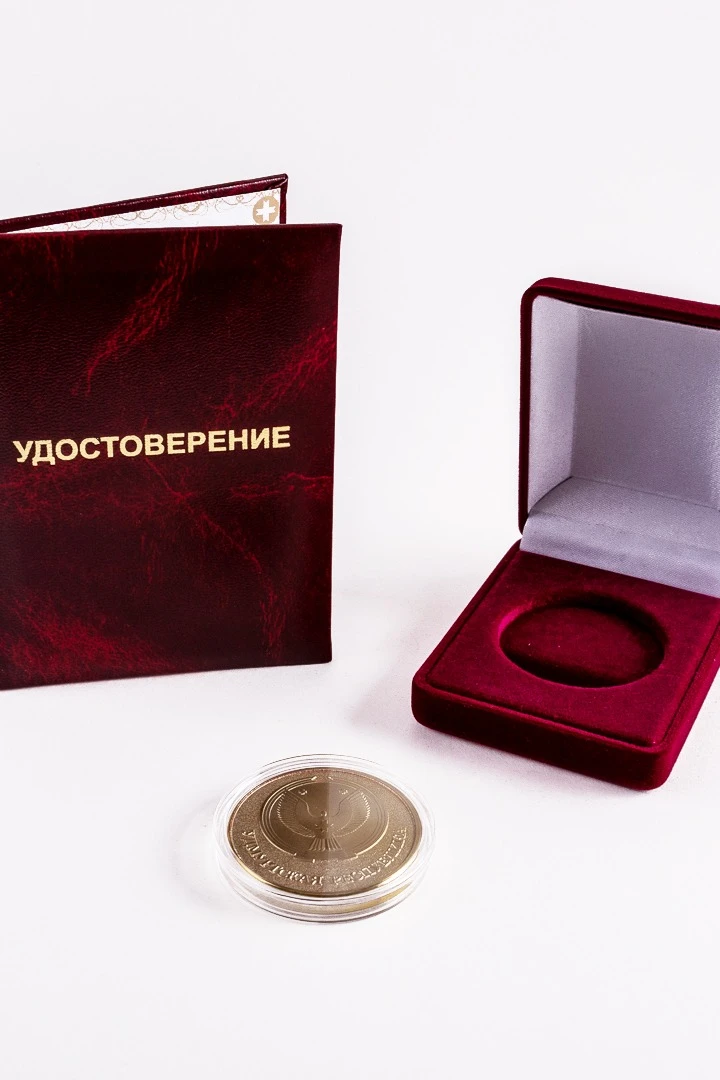 Купить футляр флокированный 60х75х30 мм с ложементом под медаль 40 мм