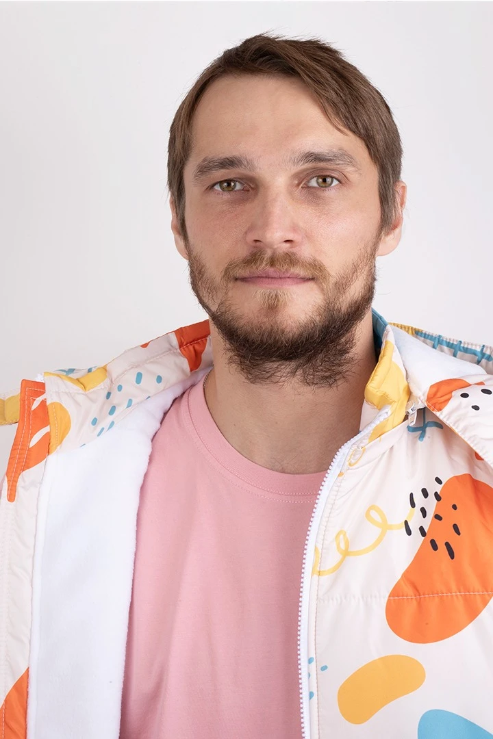 Жилет Диего на синтепоне с капюшоном унисекс, с полной запечаткой "Сrowns"#3 Жилет Диего на синтепоне с капюшоном унисекс, с полной запечаткой "Сrowns"#3